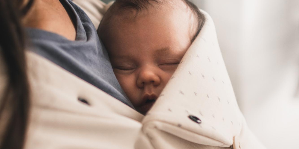 Hoe kan pasgeboren baby dragen met draagzak? -