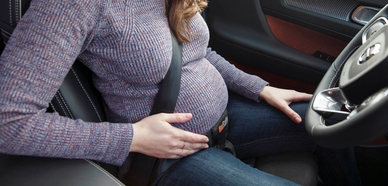 Grossesse : boucler sa ceinture en voiture protège bébé