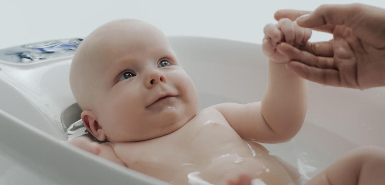 Laver et peser votre bébé avec la baignoire pour bébé AquaScale